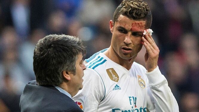 Cristiano Ronaldo es atendido por el médico madridista en el Santiago Bernabéu.