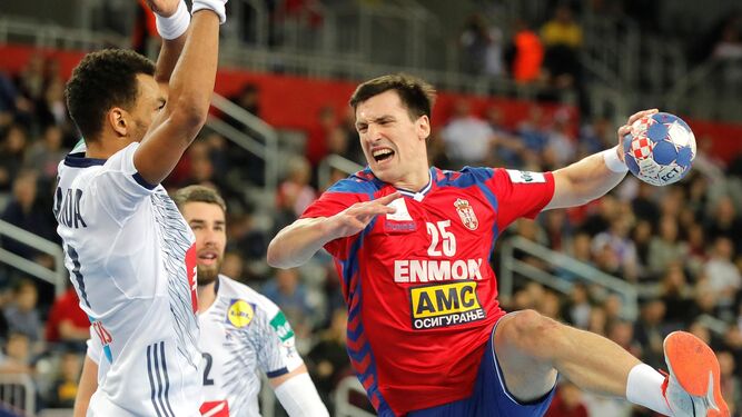 El serbi Nemanja Zelenovic intenta ejecutar un lanzamiento a portería ante la presión del francés Adrien Dipanda.