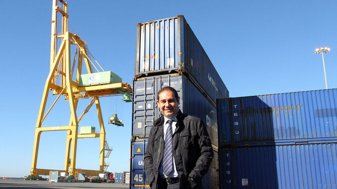 El presidente de la Autoridad Portuaria de Huelva, José Luis Ramos, en el Muelle de Levante.