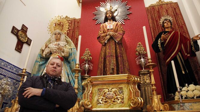El hermano mayor de la Hermandad de Jesús Cautivo y la Virgen de la Paz, Francis Zamudio, ante la imagen.