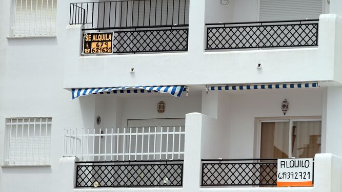 Dos carteles con pisos en alquiler en El Portil.