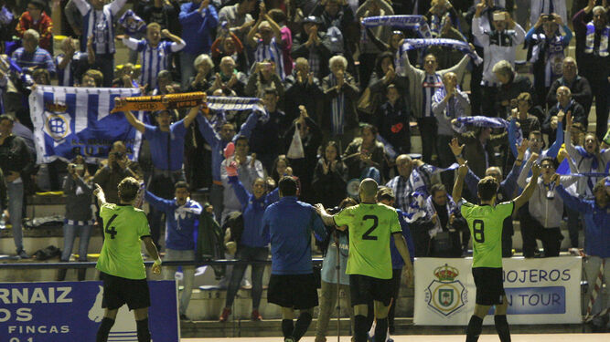 Núñez, Malón y De Vicente celebran la victoria con la afición en San Fernando.