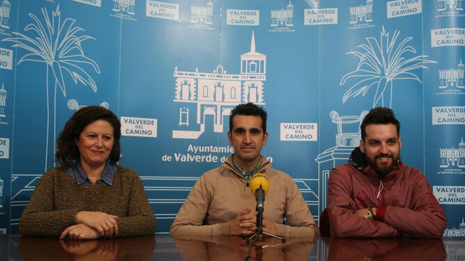 Los concejales de Educación y Cultura, Lole Romero y Juan Francisco Alcaría, y el monitor de Carnaval Tomás Romero.