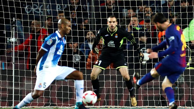 Messi dispara con la izquierda para conseguir el segundo gol del Barcelona tras tocar el balón en el central Naldo y despistar a Pau López.