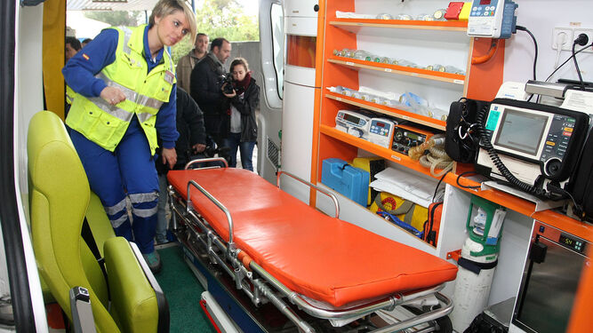 Una enfermera adecúa una ambulancia con soporte vital básico.