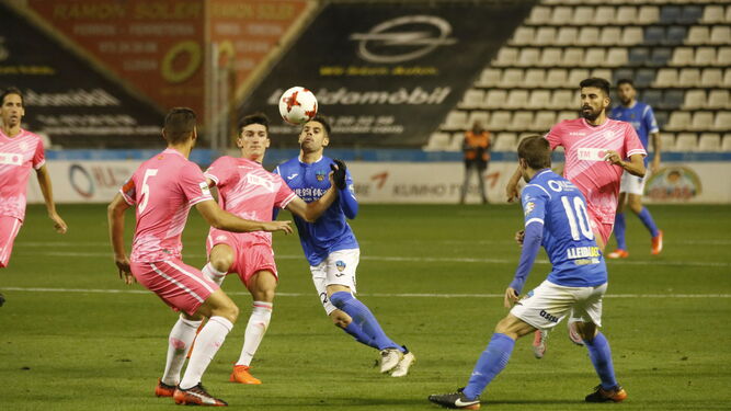 Iván Agudo se marcha entre varios defensores en un encuentro con el Lleida de esta temporada.