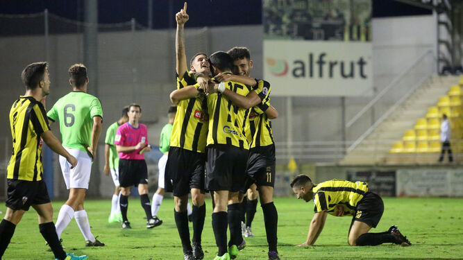 Los jugadores del San Roque celebran uno de los goles anotados esta temporada en casa.