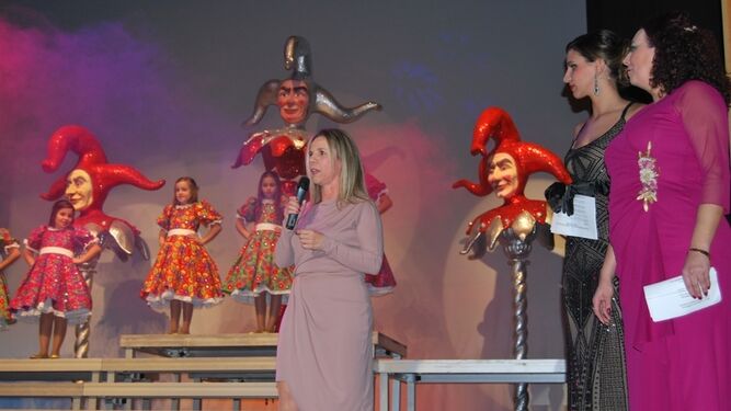 La alcaldesa en su intervención en la gala. La reina infantil -a la derecha- participa en un número de magia.