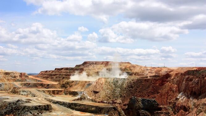 Voladura en la mina de Riotinto, explotada por Atalaya Mining.