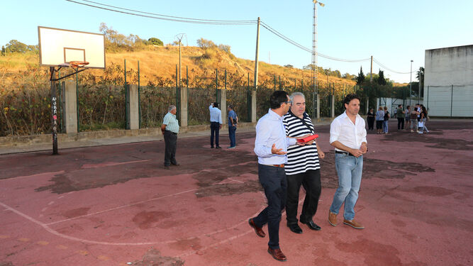 El concejal de Proyectos, Jesús Manuel Bueno, con el presidente de la Asociación de Vecinos El Ancla, Rafael Minayo.