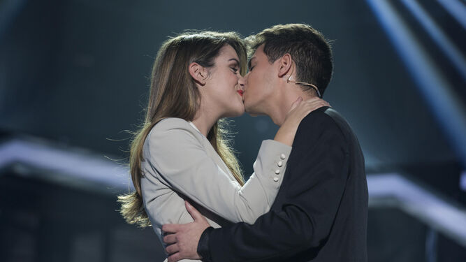 La pamplonica Amaia Romero y el barcelonés Alfred García, en el beso final de 'Tu canción', que representará a TVE en Lisboa.