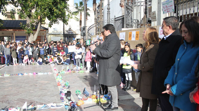 Im&aacute;genes del Acto en la plaza de Las Monjas  de alumnos de diferentes centros, por d&iacute;a de la No violencia y la paz