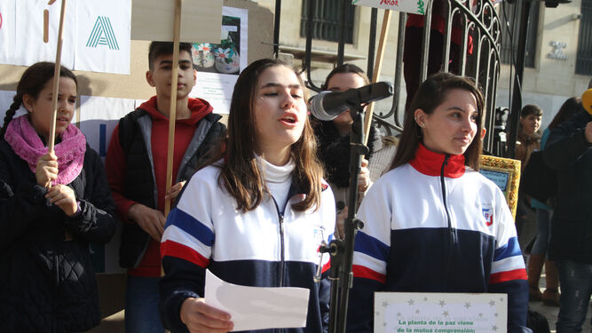 Im&aacute;genes del Acto en la plaza de Las Monjas  de alumnos de diferentes centros, por d&iacute;a de la No violencia y la paz
