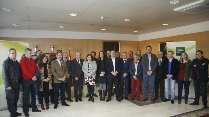 Los representantes de los 16 municipios que han entrado en el Consorcio, con el presidente Rodríguez Villalobos y la diputada Trinidad Argota.
