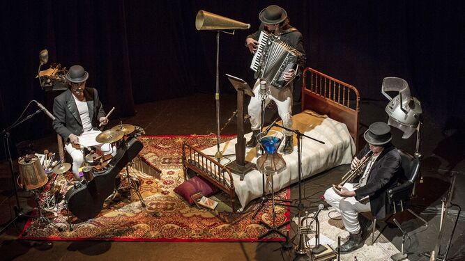 El trío de músicos de Proyecto Voltaire, en su singular puesta en escena.