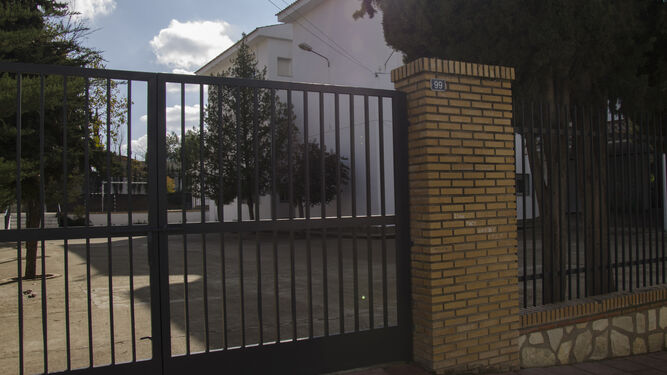 Puerta del colegio de Cazorla, donde un niño de 9 años ha sufrido, presuntamente, una violación por parte de varios compañeros entre 12 y 14 años.