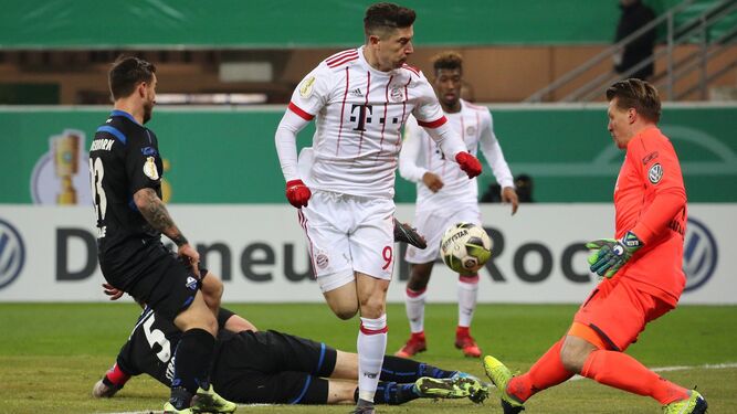 Lewandowski, ante el portero Ratajczak en el partido de Copa del pasado martes ante el Paderborn.