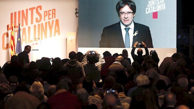 El ex presidente Carles Puigdemont participa por videoconferencia en el acto electoral que Junts  per  Catalunya.