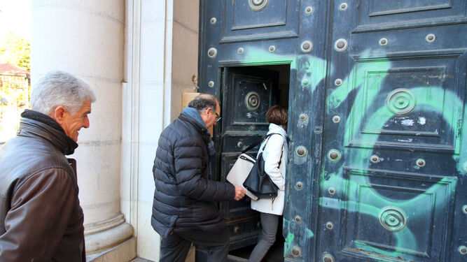 Varios de los técnicos del Ministerio entran en el Banco de España, en la plaza de la Monjas.