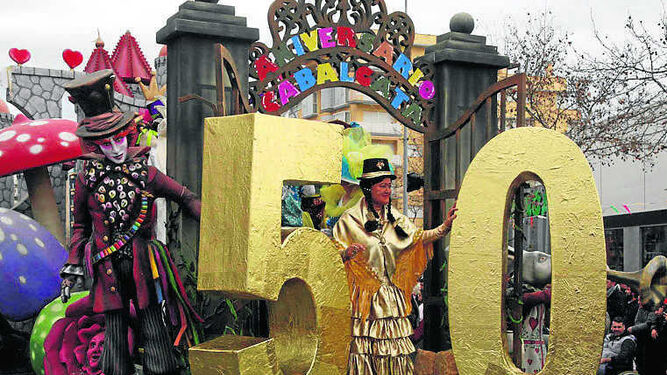 Una de las carrozas hizo alusión al aniversario del desfile carnavalero.
