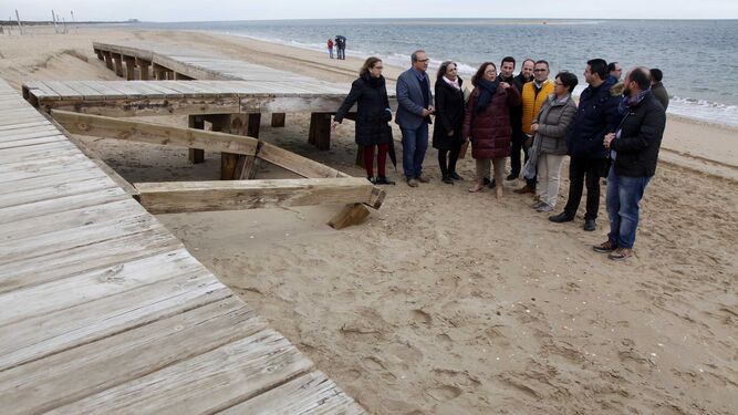 Representantes del PSOE, ayer en la zona costera de El Portil.