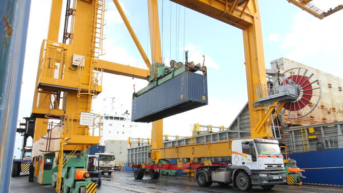 Imagen de la descarga de contenedores de un buque en el Muelle Sur de Huelva.