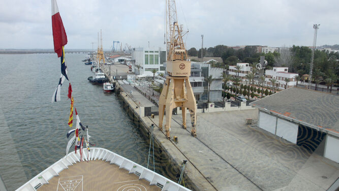 Parte de las instalaciones del Muelle de Levante del Puerto de Huelva vistas desde la proa de un crucero.