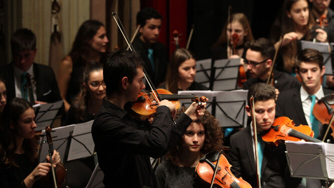 Los alumnos del Conservatorio preparan los instrumentos antes del concierto.