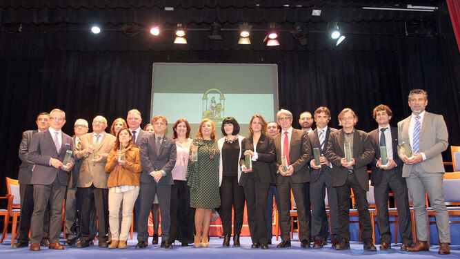 Premiados y representantes de la Junta de Andalucía en el acto de entrega de las distinciones en la edición anterior.