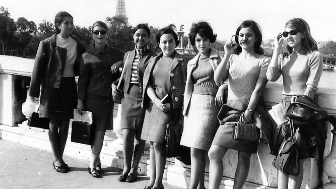 Alumnas de Derecho de la promoción 1962-1967 durante el viaje de fin de carrera a París, entre ellas, Amparo Rubiales y Ana María Ruiz-Tagle (a la derecha).