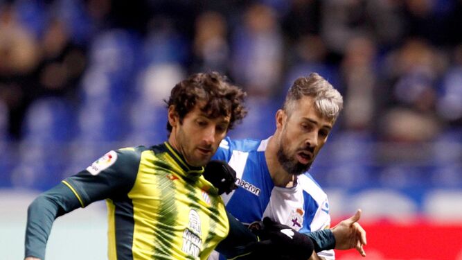 El espanyolista Granero es acosado por Luisinho.