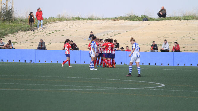 Varios lances del encuentro que disputaron ayer el Fundación Cajasol Sporting y el Atlético de Madrid.