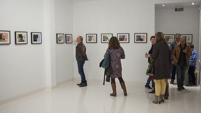Una de las multitudinarias inauguraciones de pintura que acoge la sala de exposiciones DBAT en Gibraleón con regularidad.