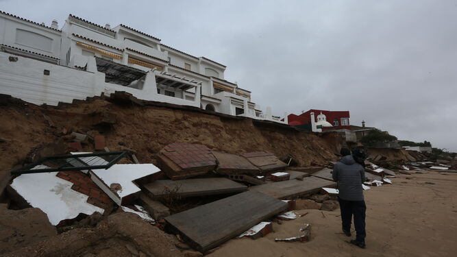 Daños ocasionados por el temporal en la playa de El Portil de huelva