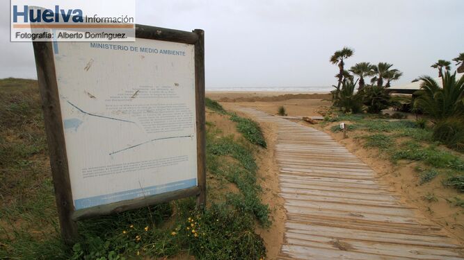 Im&aacute;genes del temporal de viento y lluvia en la playa de Punta Umbr&iacute;a