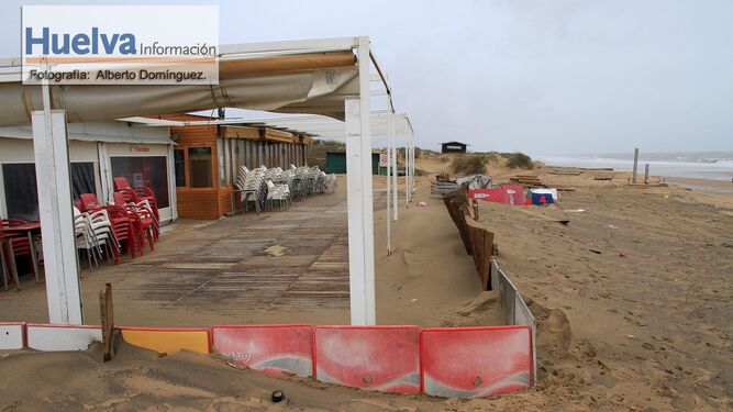 Im&aacute;genes del temporal de viento y lluvia en la playa de La Bota