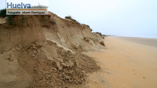 Im&aacute;genes del temporal de viento y lluvia en la playa de La Bota