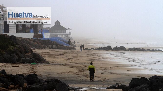 Im&aacute;genes del temporal de viento y lluvia en la playa de Matalasca&ntilde;as