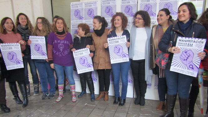 Pega simbólica de carteles de la manifestación y la huelga del 8-M, ayer en la Diputación.