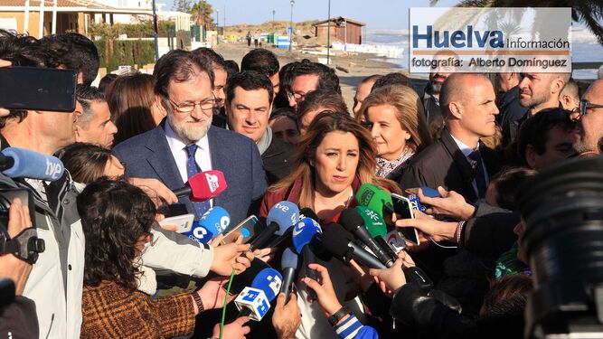 Im&aacute;genes de la visita de Rajoy y Susana D&iacute;az a la playa de La Antilla