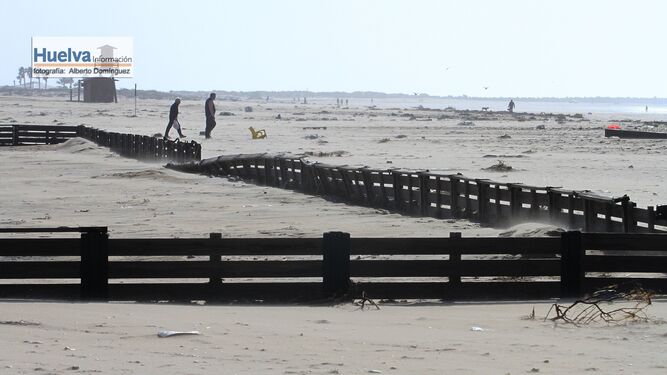 Im&aacute;genes de la playa de Punta Umbr&iacute;a tras el temporal