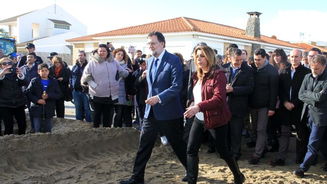 Mariano Rajoy y Susana Díaz rodeados de cargos públicos a su llegada a la playa de La Antilla.