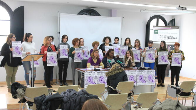Eva Salazar y María Eugenia Limón con representantes de asociaciones y colectivos que forman parte del Movimiento Feminista de Huelva.