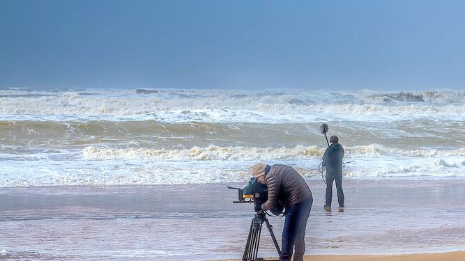 Un cámara del equipo de filmación durante el rodaje del documental en Doñana.