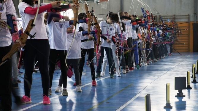 Algunas de las participantes, en la línea de tiro instalada en el polideportivo Pepe San Andrés.