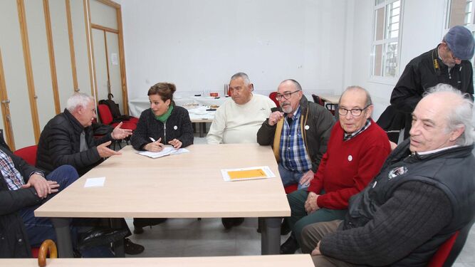 Miembros de la Plataforma onubense en defensa de las pensiones, ayer, en La Morana.