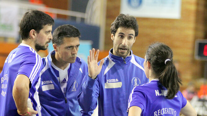Eliezer Ojeda, Paco Ojeda y Pablo Abián, durante un partido en el Estrada.