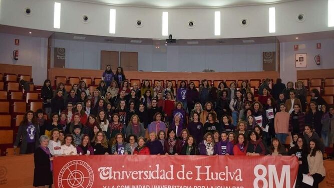 Foto de familia de la mesa-debate en la Universidad de Huelva con motivo del Día de la Mujer.