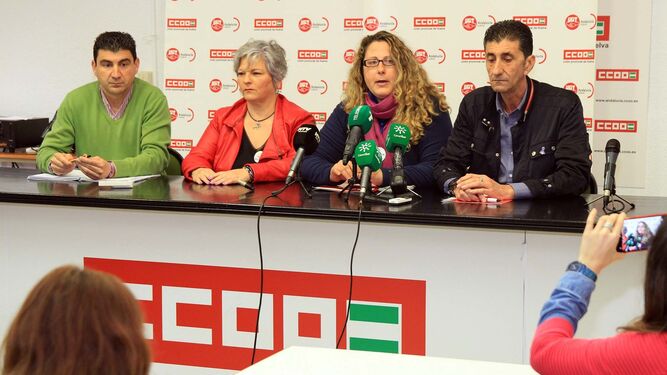 Emilio Fernández, Carmen Arenas, Sonia Fernández y Sebastián Donaire, ayer, en la sede de Comisiones Obreras.