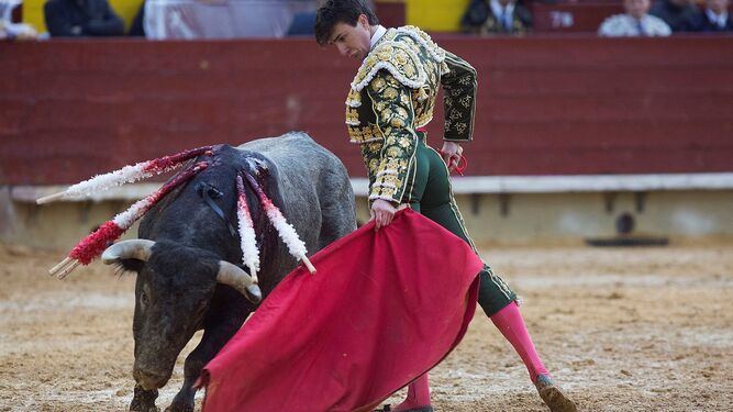Varea, en un muletazo a uno de sus toros de Victorino, ayer, en Castellón.